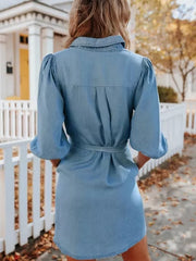 Vestido camisero vaquero corto con botones negros y lazo en la cintura