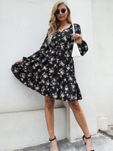 Vestido estampado con cuello en V y cordones