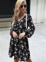 Vestido estampado con cuello en V y cordones