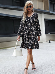 Vestido estampado con cuello en V y cordones