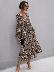 Mittellanges Kleid mit Leopardenmuster und V-Ausschnitt