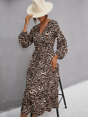 Mittellanges Kleid mit Leopardenmuster und V-Ausschnitt