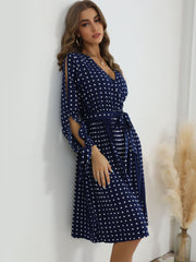 Vestido plisado de lunares azules con cuello en V