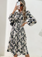 Plissiertes Kleid mit Rundhalsausschnitt und schwarzem Print