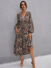 Mittellanges Kleid mit Leopardenmuster und V-Ausschnitt