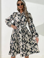 Plissiertes Kleid mit Rundhalsausschnitt und schwarzem Print