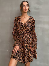 Vestido corto de leopardo con cuello en V