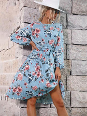 Blaues bedrucktes Kleid