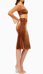 Zweiteiliger Anzug aus Samt mit Netzärmeln