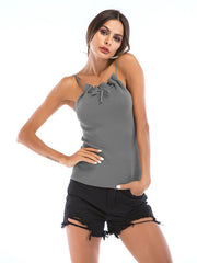 Top ajustado con espalda descubierta y lazo con tirantes blancos