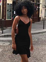 Vestido corto con volantes, espalda descubierta y costuras halter en color liso