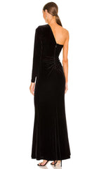 Velvet Diamond – Maxikleid mit One-Shoulder-Träger und Schlitz in Schwarz