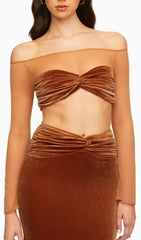 Zweiteiliger Anzug aus Samt mit Netzärmeln