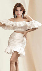 Weißes schulterfreies Minikleid