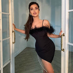 Bandagekleid mit kurzen Ärmeln und Miniquasten