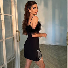 Bandagekleid mit kurzen Ärmeln und Miniquasten