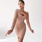 Vestido mini de vendaje con cadena y manga larga de un solo hombro