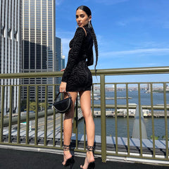 Vestido mini ajustado con cuello alto y manga larga con aberturas