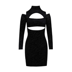 Vestido mini ajustado con cuello alto y manga larga con aberturas