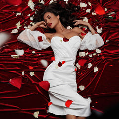 Vestido midi ajustado con borlas, manga larga y hombros descubiertos