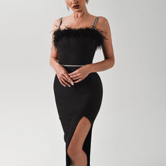 Vestido midi de tirantes, sin mangas y con plumas