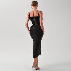 Vestido midi de tirantes, sin mangas y con plumas