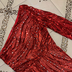 Vestido maxi ajustado asimétrico de manga larga con un solo hombro HT2597