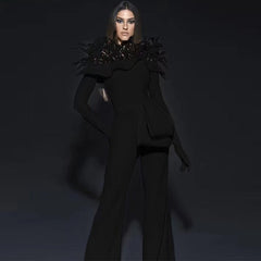 Figurbetonter Jumpsuit mit Rundhalsausschnitt und kurzen Ärmeln und Federn