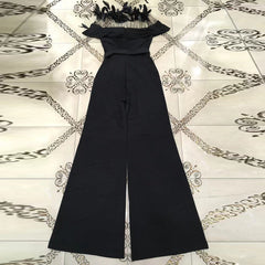 Figurbetonter Jumpsuit mit Rundhalsausschnitt und kurzen Ärmeln und Federn