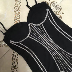 Ärmelloses Mini-Bodycon-Kleid mit Riemchen und Kette HT2657