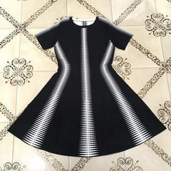 Mini-Bodycon-Kleid mit Rundhalsausschnitt, kurzen Ärmeln, gestreift, HT2685