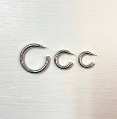 Große klobige silberne Creolen