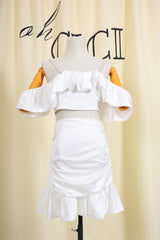 Weißes schulterfreies Minikleid