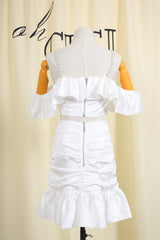 Weißes schulterfreies Minikleid