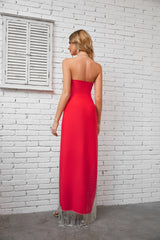 Vestido largo de vendaje con flecos y hombros descubiertos de Alayna