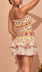 Trägerloses Minikleid mit Rüschen