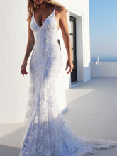 Neckholderkleid mit V-Ausschnitt