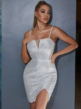 Vestido con abertura transparente y panel de malla con lentejuelas