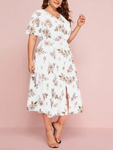 Bedrucktes Kleid mit V-Ausschnitt und lockerer Taille und mittellangem Chiffonrock