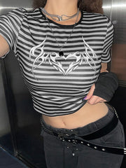 Slim Fit Kurzer Pullover mit Rundhalsausschnitt und abstraktem Herz-Print