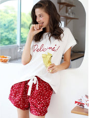 Conjunto de pijama con camiseta con estampado de letras y pantalones cortos con corazones y lunares