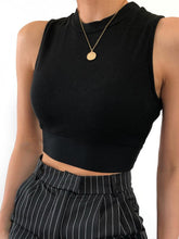 Schmal geschnittenes, rückenfreies Oberteil mit Bindeband