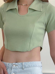 Camiseta de manga corta con solapa y cintura ajustada de color liso