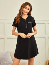 Schmales Nachthemd mit V-Ausschnitt und kurzen Ärmeln