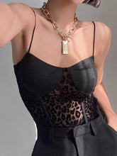 Kurzer BH mit V-Ausschnitt und Leopardenmuster auf der Rückseite