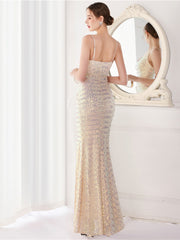 Vestido de noche con cola de pez y lentejuelas