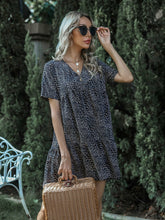Vestido corto estampado con vuelo