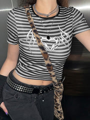 Slim Fit Kurzer Pullover mit Rundhalsausschnitt und abstraktem Herz-Print