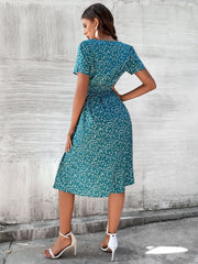 Bedrucktes Kleid mit V-Ausschnitt und kurzen Ärmeln