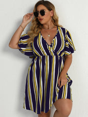 Vestido con escote en V y panel de rayas en la cintura